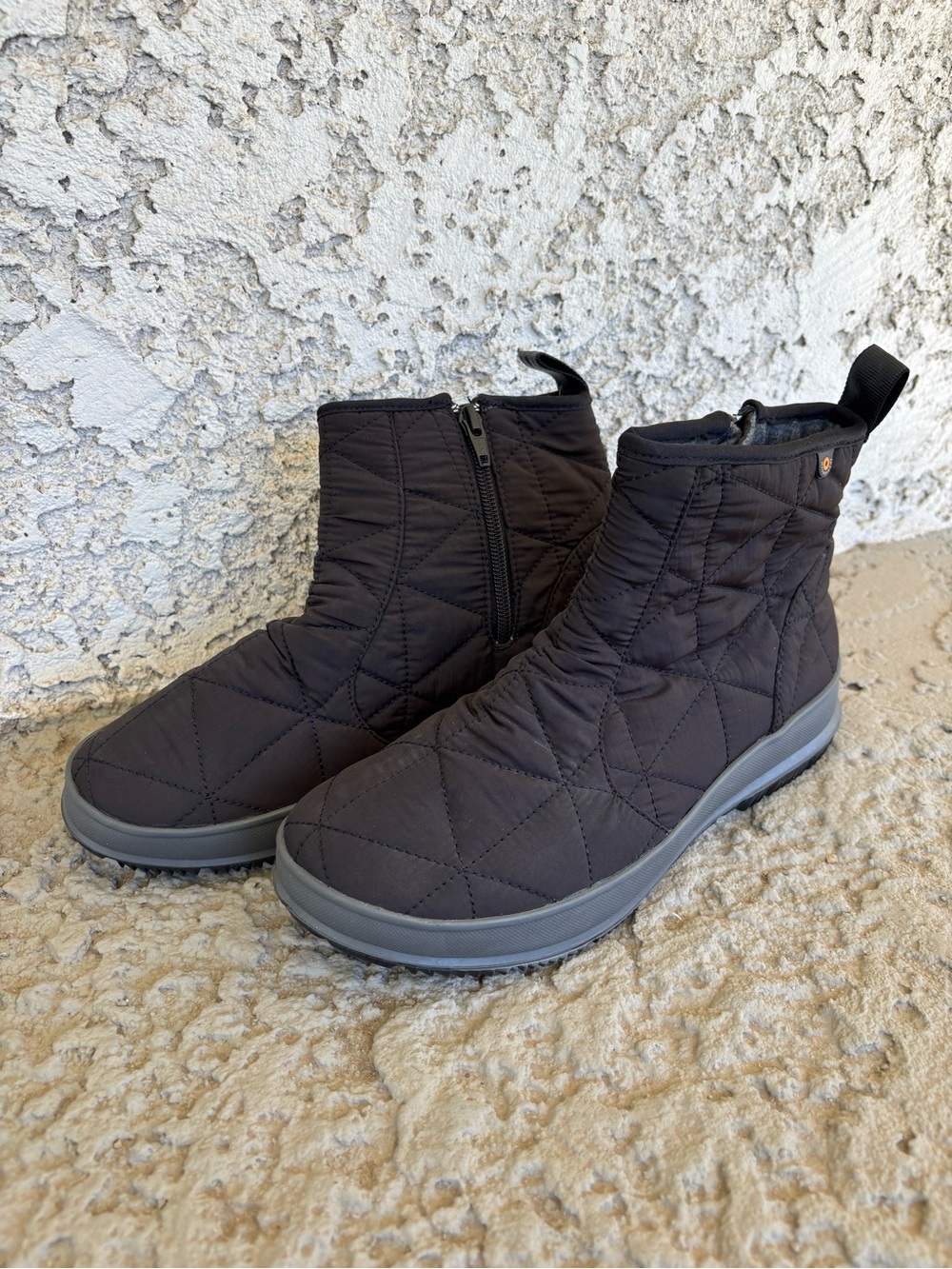 Bogs Women’s Snowday Low Black Quilted Boots Size 8